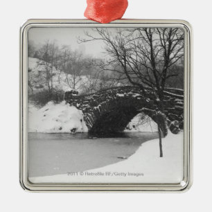 Steinbrücke über Schnee bedeckte Fluss Ornament Aus Metall