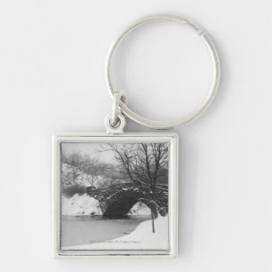 Steinbrücke über Schnee bedeckte Fluss Schlüsselanhänger