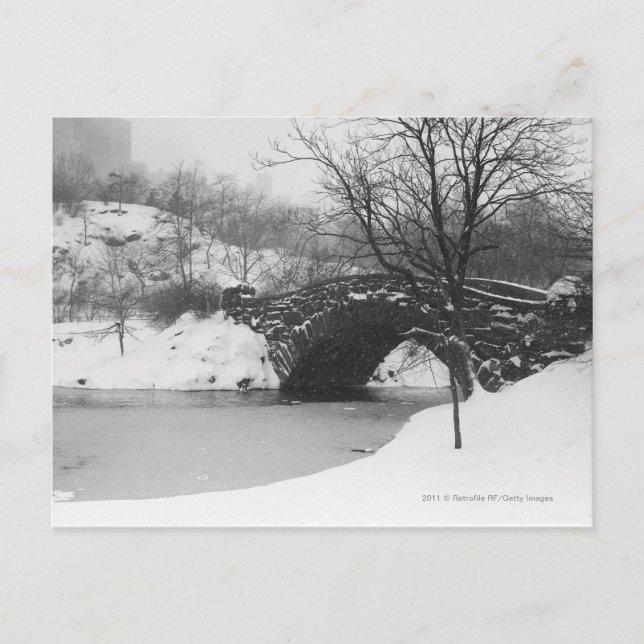 Steinbrücke über schneebedeckten Fluss Postkarte (Vorderseite)