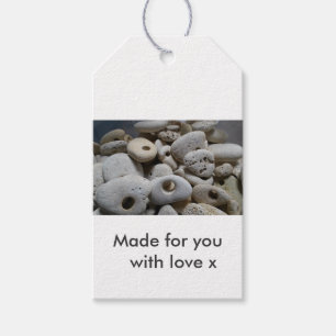Steine mit Löchern. Gemacht für Sie mit Liebe Geschenkanhänger