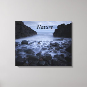 Steine und Felsen entlang der Leinwand an der Küst