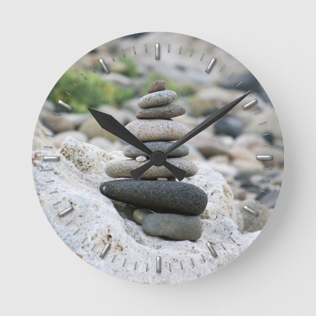 Steine Zen im Strand von Almeria Runde Wanduhr (Vorderseite)