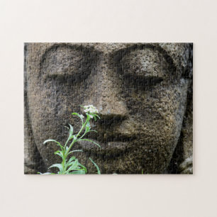 Steingartenstatue mit Blume Puzzle