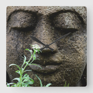 Steingartenstatue mit Blume Quadratische Wanduhr