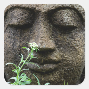 Steingartenstatue mit Blume Quadratischer Aufkleber