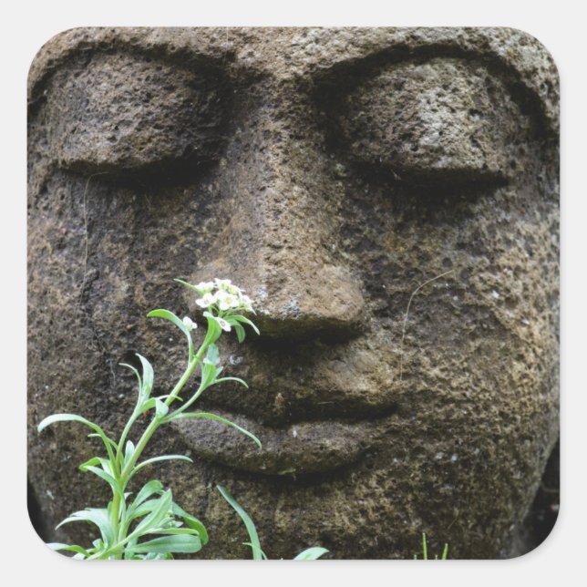 Steingartenstatue mit Blume Quadratischer Aufkleber (Vorderseite)