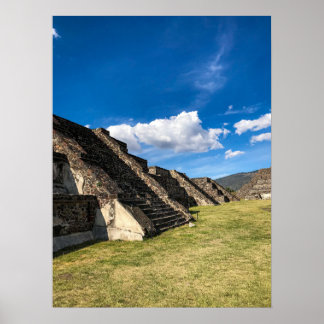 Steinplattformen von Teotihuacan unter blauem Himm Poster