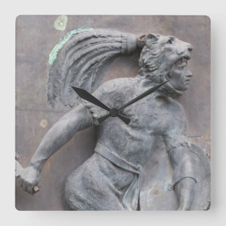 Steinschnitzen des aztekischen Kriegers Quadratische Wanduhr