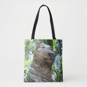 Steintiger auf einer Tottasche