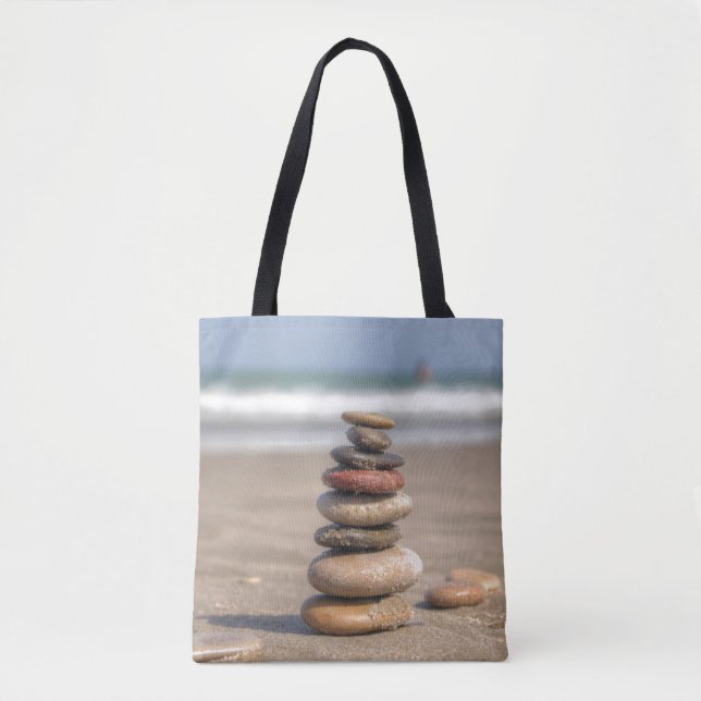 Steinturm auf Strand (Vorderseite)