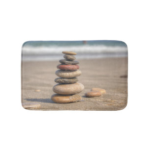Steinturm auf Strand Badematte