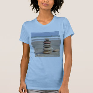 Steinturm auf Strand T-Shirt