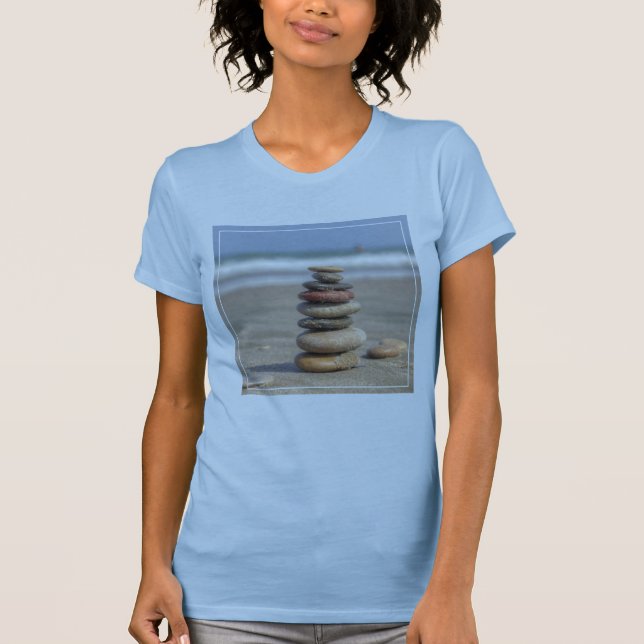 Steinturm auf Strand T-Shirt (Vorderseite)
