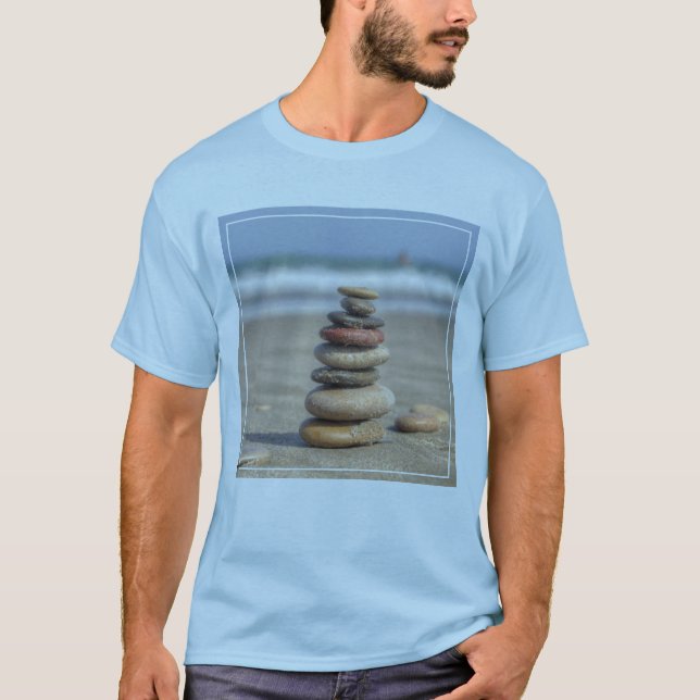 Steinturm auf Strand T-Shirt (Vorderseite)