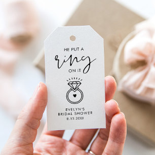 STELLA er setzt einen Ring auf das Brautparty Gefa Geschenkanhänger