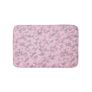 Stellen der weißen rosa Perlen auf rosa Samt Badematte