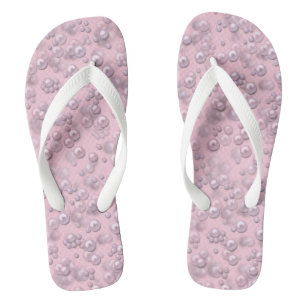 Stellen der weißen rosa Perlen auf rosa Samt Flip Flops