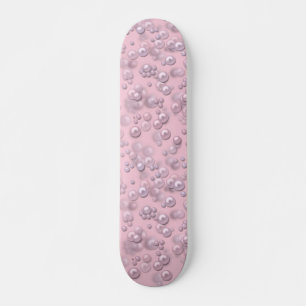 Stellen der weißen rosa Perlen auf rosa Samt Skateboard