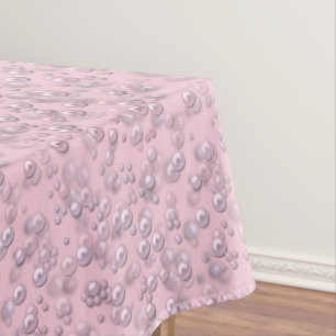 Stellen der weißen rosa Perlen auf rosa Samt Tischdecke