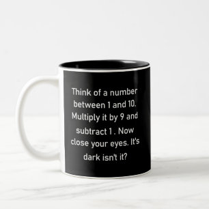 Stellen Sie sich eine Zahl zwischen 1 und 10 vor.. Zweifarbige Tasse
