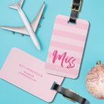 Stellen Sie sich mit dem Namen Miss Preppy Pink St Gepäckanhänger<br><div class="desc">Stilvolle personalisierte Gepäckmarke mit dem Wort "Miss" in rosa Pinselskript vor einem pinkfarbenen Streifen Muster Hintergrund. Personalisieren Sie dieses Tag, indem Sie Platzhaltertexte durch Ihre Informationen ersetzen. Für weitere Optionen, wie zum Beispiel den Schriftart zu ändern, klicken Sie auf die Schaltfläche "Anpassen". *Bitte beachten Sie, dass das Zazzle-Wasserzeichen, das in...</div>