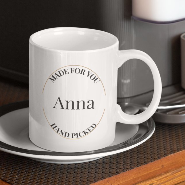 Stempel und zentriert kaffeetasse (White mug featuring oval stamp design with Made for You and Handpicked in fine lettering.)