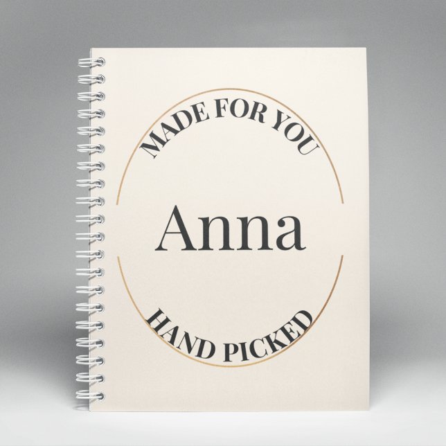Stempel und zentriert notizbuch (Notebook with large serif name centered inside faux gold stamp and charcoal gray lettering.)