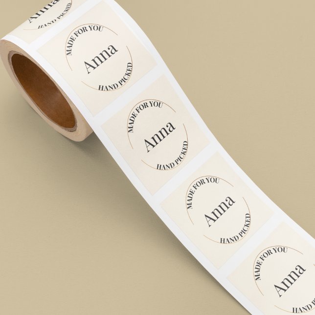 Stempel und zentriert quadratischer aufkleber (Square sticker with centered serif name framed by faux gold stamp and charcoal gray text.)