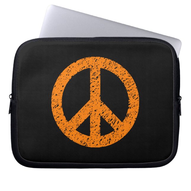 Stenciled Peace Symbol - Gelbes Orange auf schwarz Laptopschutzhülle (Vorderseite)