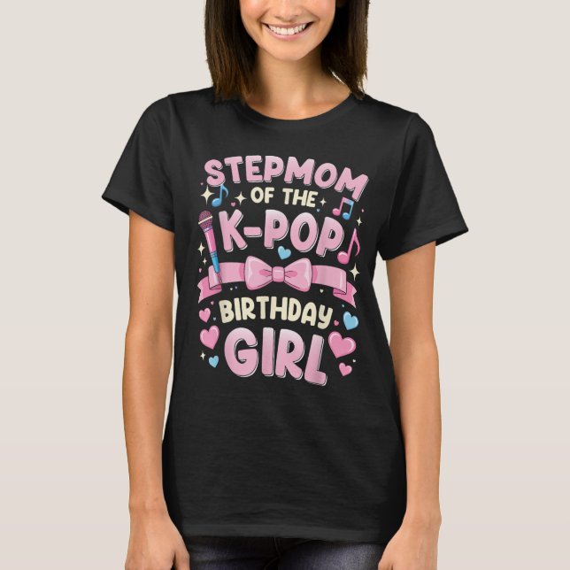 Stepmom of the K-Pop Birthday Girl Funny Pink Tee (Vorderseite)