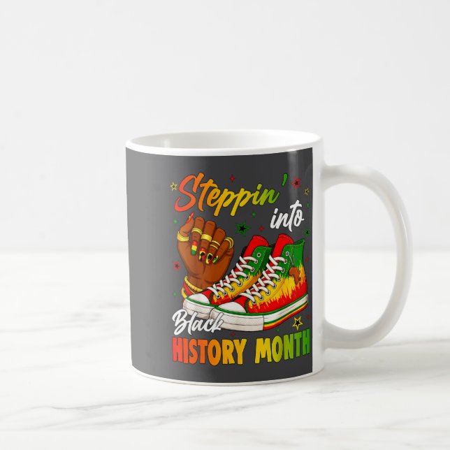 Stepn' Into Black History Month Black Sneakers Wom Kaffeetasse (Rechts)