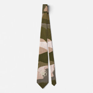 Stern-Schablone Vintage-Burlap-Aufkleber auf Camo- Krawatte