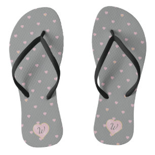 Sterne im Herzen auf grauen Flip Flops