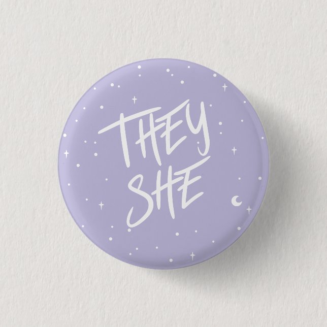 Sterne Sie pronouns in Lilac Button (Vorderseite)