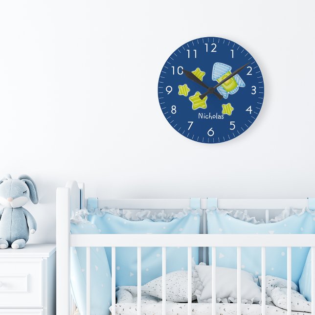 Sterne und Raketen-Kinderzimmer Mit Monogramm Runde Wanduhr (Von Creator hochgeladen)