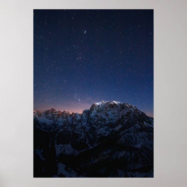 Sterne und schneebedeckte Berge Poster (Vorne)