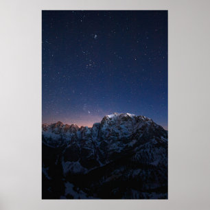 Sterne und schneebedeckte Berge Poster