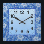 Sterne von David Stains Glass<br><div class="desc">10, 75" x 10, 75" Acryluhr mit einem Bild von David Stars in blauem auf blauem Buntglas-Design. Leicht lesbare Uhr auf gradblau mit königsblauer Grenze. Die gesamte Hanukkah-Uhr-Kollektion finden Sie unter der Rubrik ZUHAUSE im Bereich HOLIDAYS.</div>