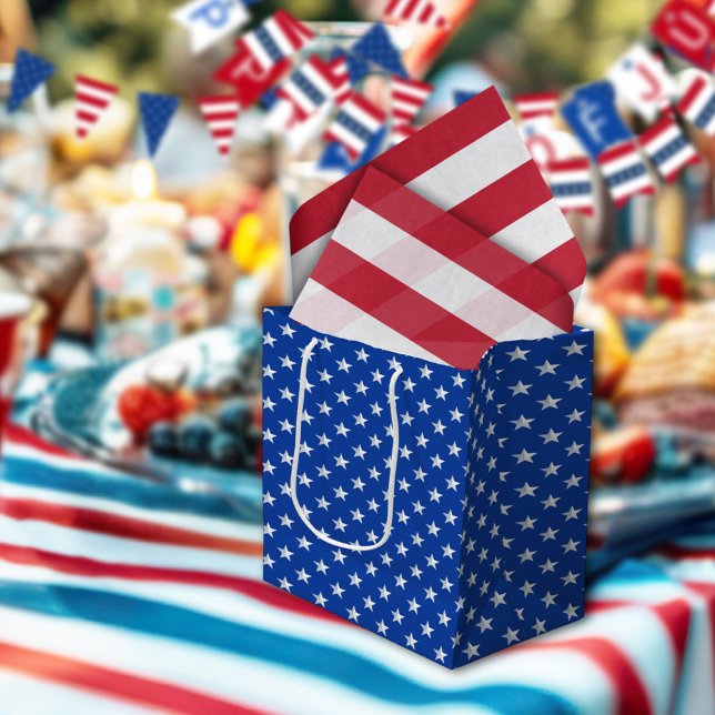 Sternenbesäte silberne Sterne auf navyblauer Ameri Mittlere Geschenktüte (Von Creator hochgeladen)