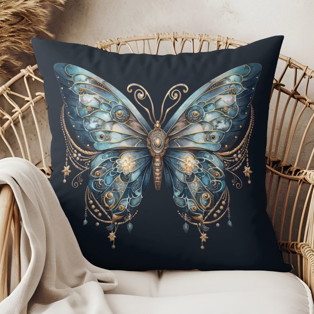 Sternenflügel – Mond-Magie-Kissen Kissen (Starlit Wings – Lunar Magic Pillow in a boho rattan armchair.)