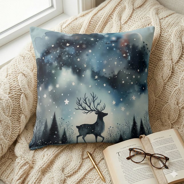 Sternenhafte Winternacht Hirsche Kissen (Starry Winter Night Deer Throw Pillow Mockup A)