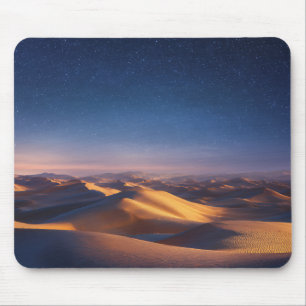 Sternennacht über der Landschaft der goldenen Wüst Mousepad