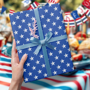Sternförmige Silbersterne auf navyblauer Americana Geschenkpapier