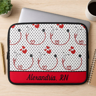 Stethoskope, Herzen und Polka-Punkte-Signatur Laptopschutzhülle
