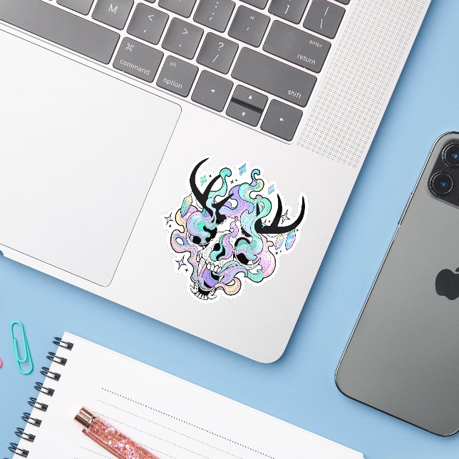 Sticker - "Gehörnter Schädel und Rauch" (Laptop mit iPhone)