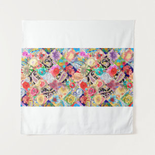 Stickereien mit Blumennekkeramik mit Blume und Wandteppich