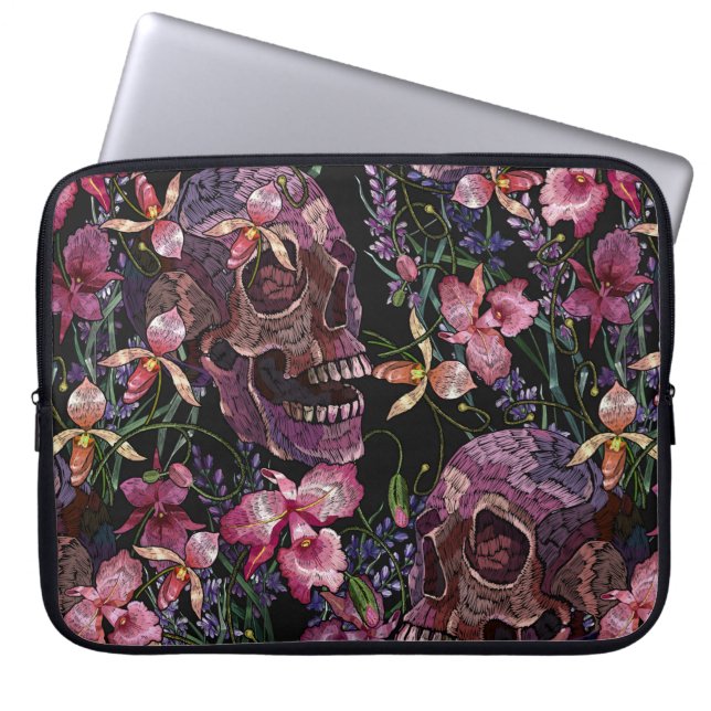 Stickereiskull und rosa orchid-Blume Laptopschutzhülle (Vorderseite)