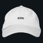 Stickiger King-Handsome Text auf weißer Baumwollka Bestickte Baseballkappe<br><div class="desc">Kommandozeige mit dieser weißen,  einstellbaren Kappe,  bestickt mit markantem "King"-Text. Der Baumwollstoff verleiht Komfort und Stil,  während der verstellbare Verschluss für diejenigen,  die eine Touch der Königlichkeit suchen,  perfekt geeignet ist.</div>