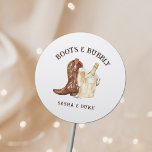 Stiefel & Bubbly Rustikale Western Hochzeit Runder Aufkleber<br><div class="desc">Stiefel & Bubbly Rustic Western Wedding Classic Round Sticker</div>