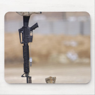 Stiefel, Gewehr, Erkennungsmarken und schützender Mousepad